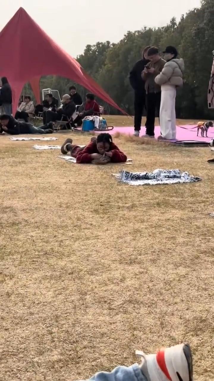 各位选手加油，时间来到十分五十秒。