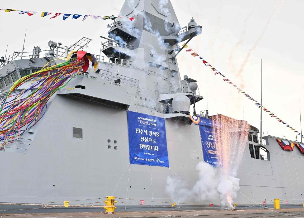 11月25日韩国海军“忠南级”护卫舰“全南”号（FFG-831）在庆尚南道高城郡