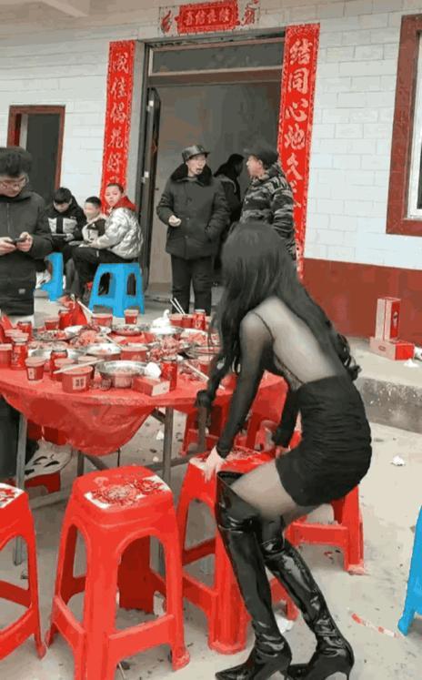 放眼望去，就她一个与众不同！