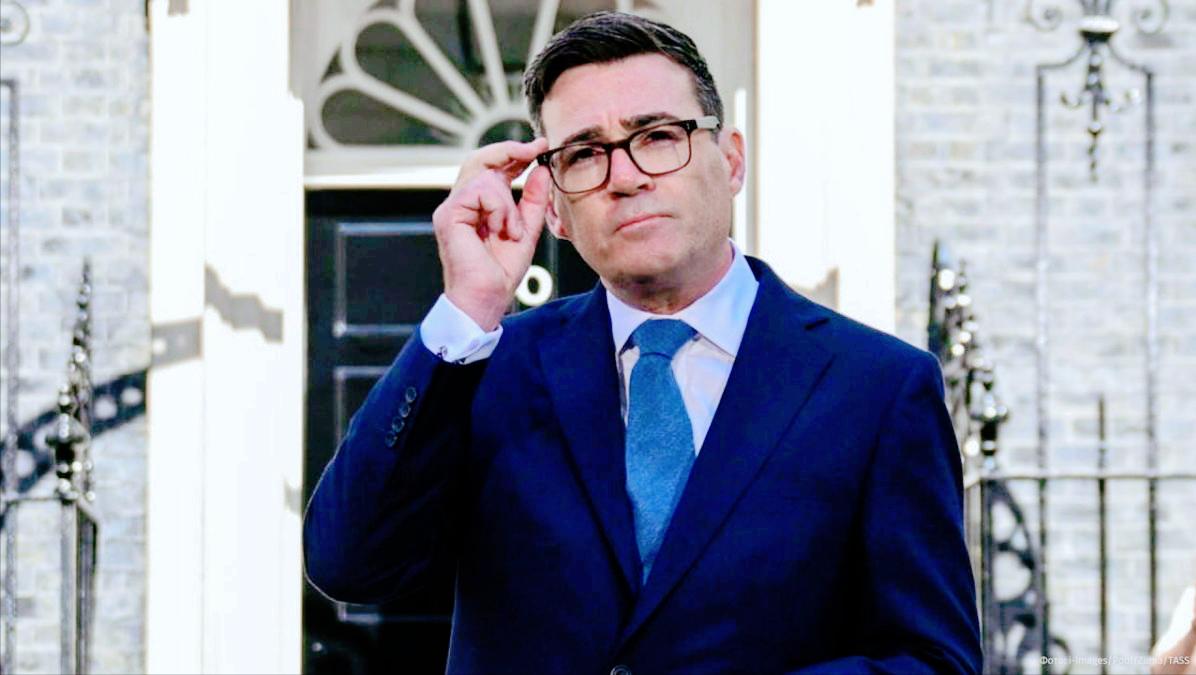 据《泰晤士报》报道，上任两周后，英国首相伯纳姆开始休假，他的假期将持续到本周末。