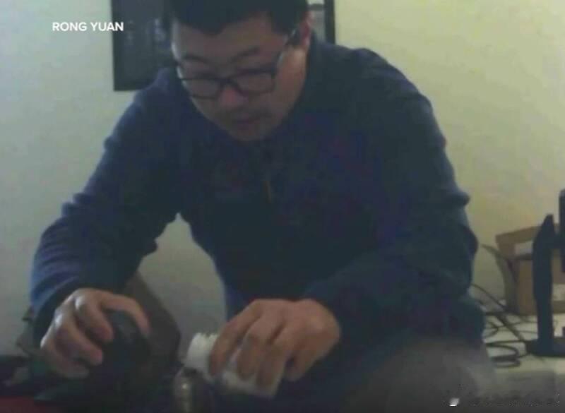 多年呕吐、严重脱发竟因同事投毒！华裔女工程师安装针孔摄像头，拍下对方往水壶里倒粉