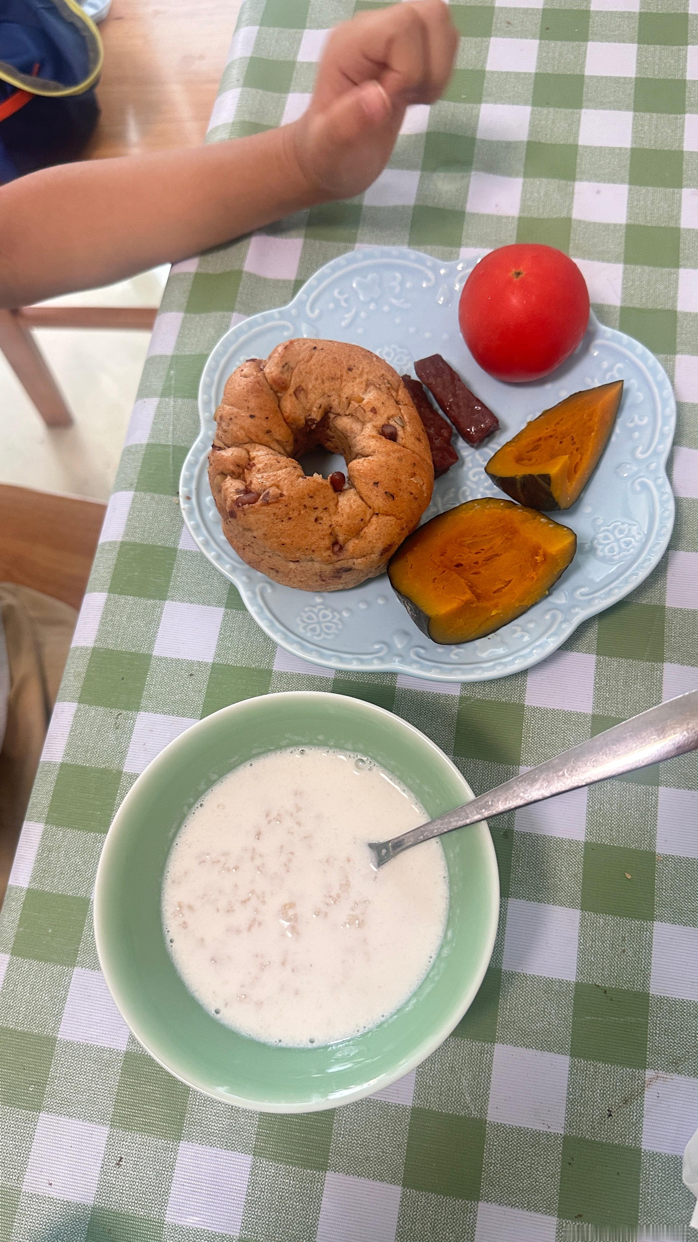 早上好啊新的一天开始了润润的快手早饭：蒸南瓜 谷物圈 牛肉条 西红柿 牛奶燕麦粥