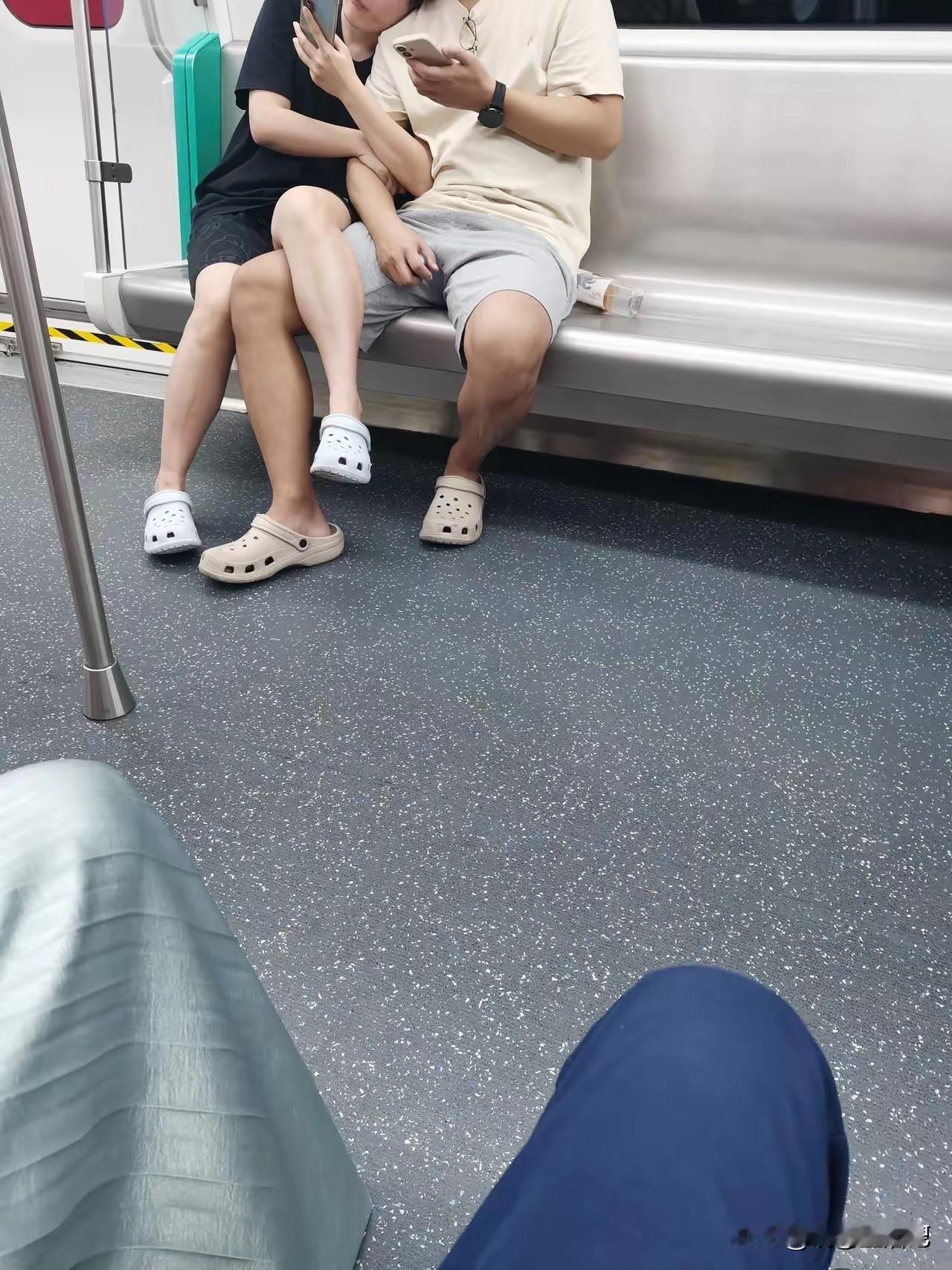 地铁里那么多人看着呢，怎么好意思啊？