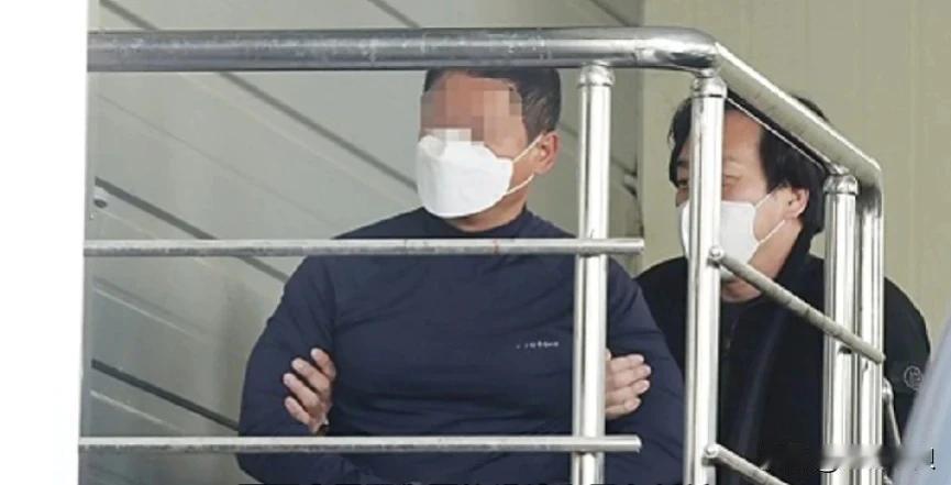 死亡直播韩国直播界这么乱吗？
韩国博主在法院门口被刺死，遇害时正在直播粉丝听到一