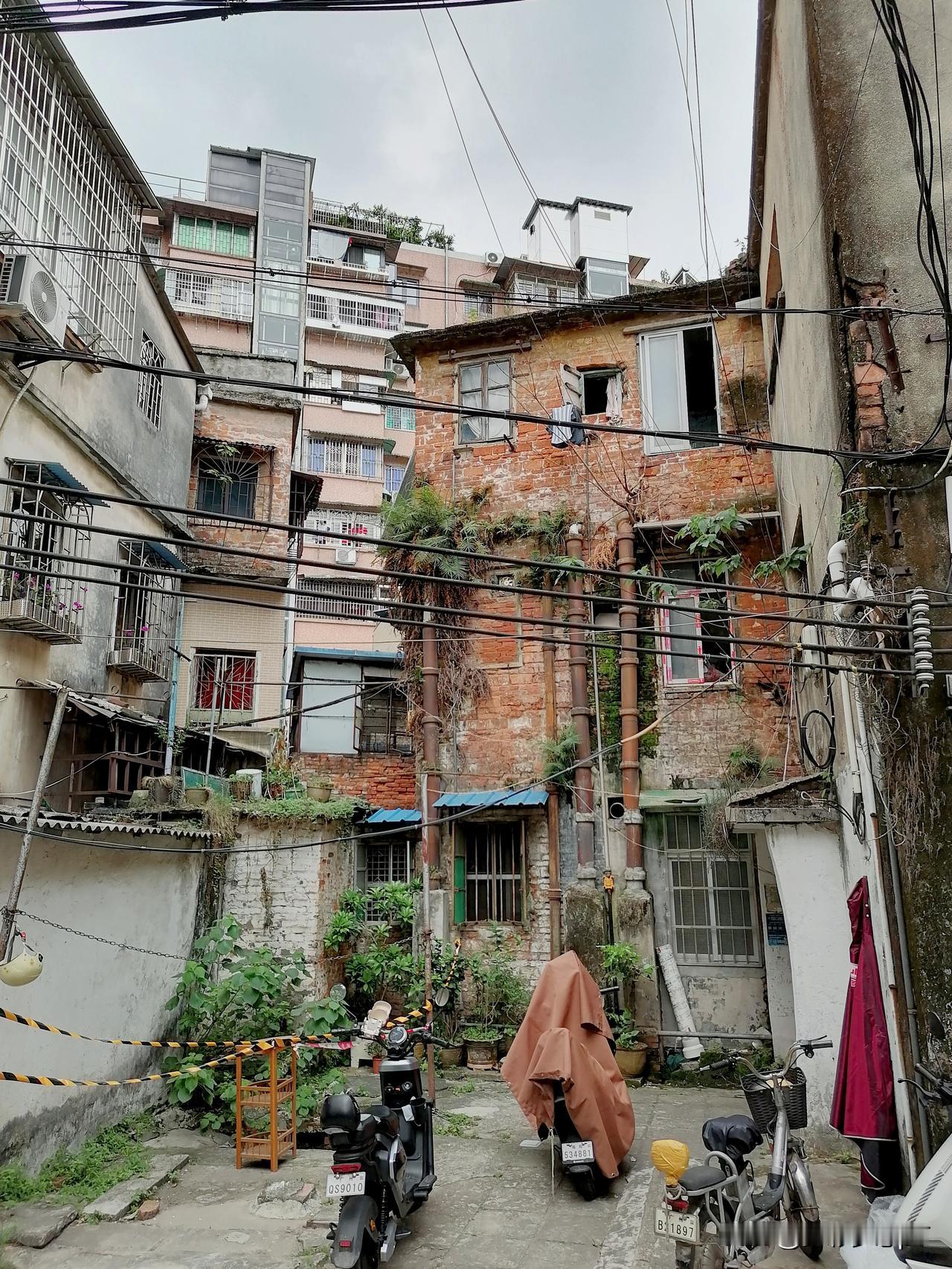 一碗大云面，饱矣！信步老海珠横街窄巷中，时光仿佛凝固：斑驳的楼屋外墙无不久经风雨