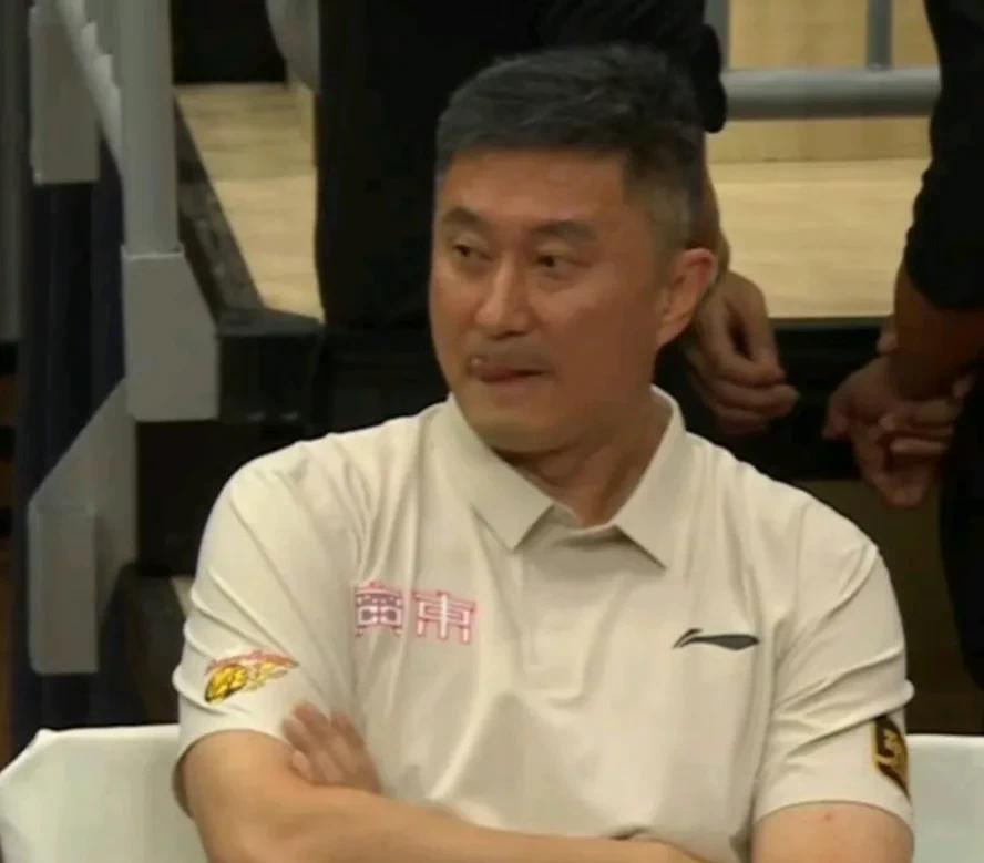 惊了，你能想象杜锋的脸绿得像抹茶吗？广东男篮国内球员的表现，可以说让他直冒青筋。