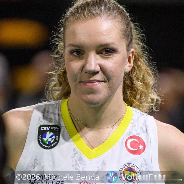 排球 📌 阿格涅斯卡.科尔内卢克在费内巴切为期一赛季的征程于画上了句号。❓ 尽