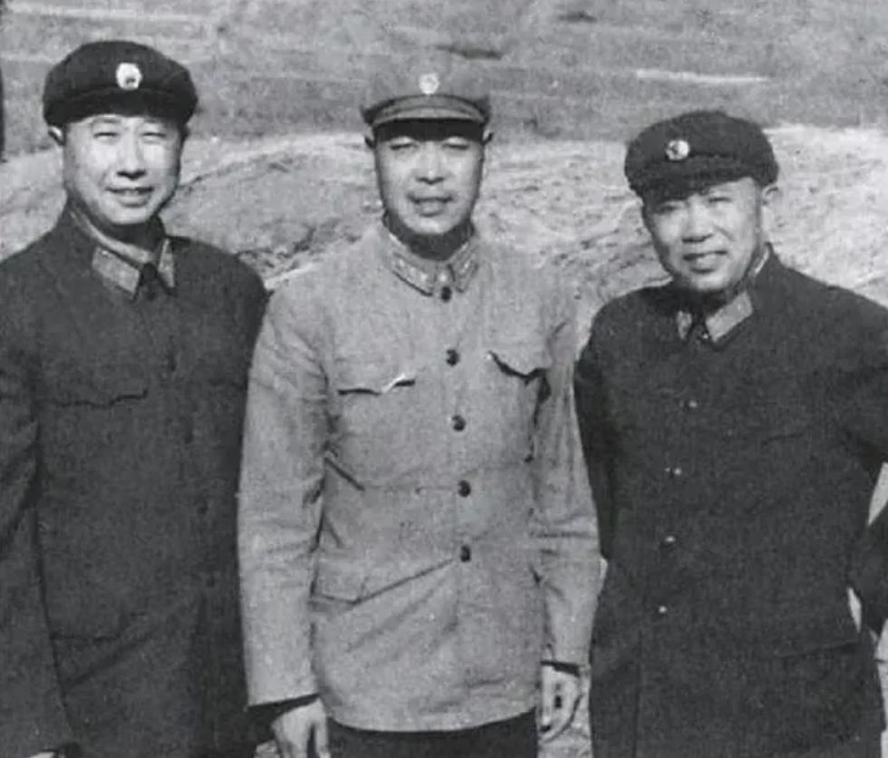 新中国初代空军系统，刘亚楼司令和成钧副司令， 中间的这位只是大校营长，为何站在C