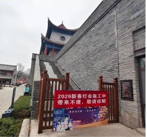 即墨古城城墙的大部分入口因为马年灯会布展已经封闭，现在只有东门入口（古城美术馆旁