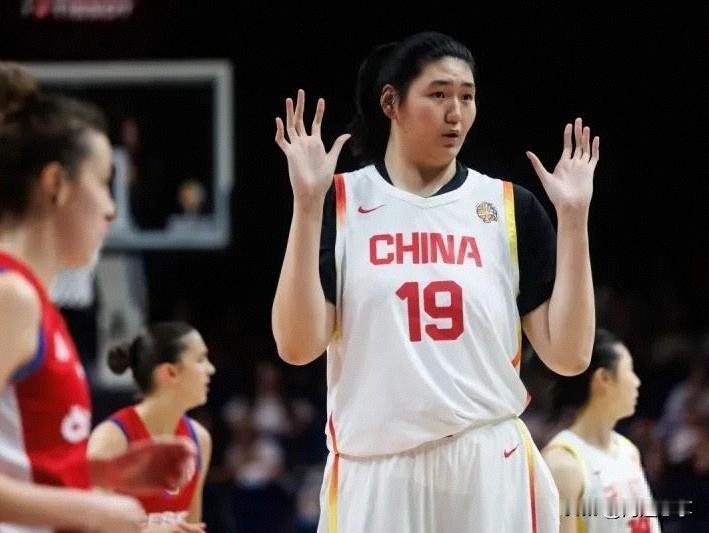 你觉得张子宇该如何提升?2米28的张子宇，最大的短板可能不在球场上。

张子宇什