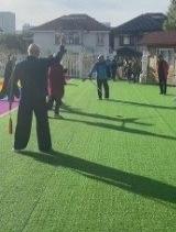 老人强占幼儿园练剑，代际冲突何时休？

最近，一则“老人疑强占幼儿园练剑与家长起