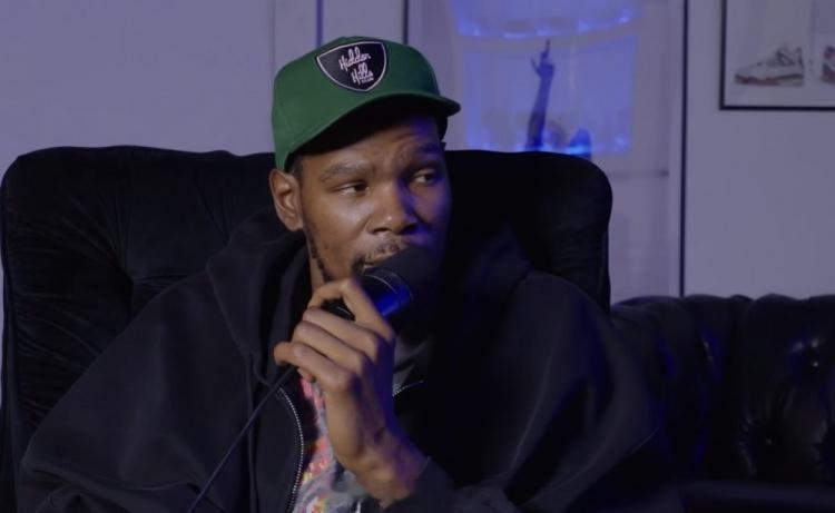 近日火箭球星杜兰特做客美女博主Bobbi Althoff的播客节目“NOT TH