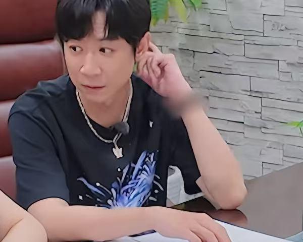 既节目组把张维伊的耳机打码之后，又把他的手表也给打码了，之前前面几期张维伊总是有