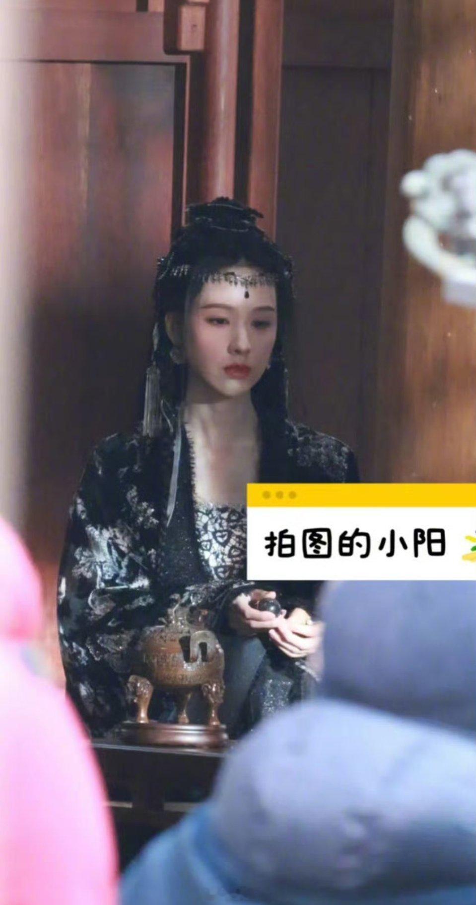 陈都灵新剧黑衣妆造，感觉如何？ 