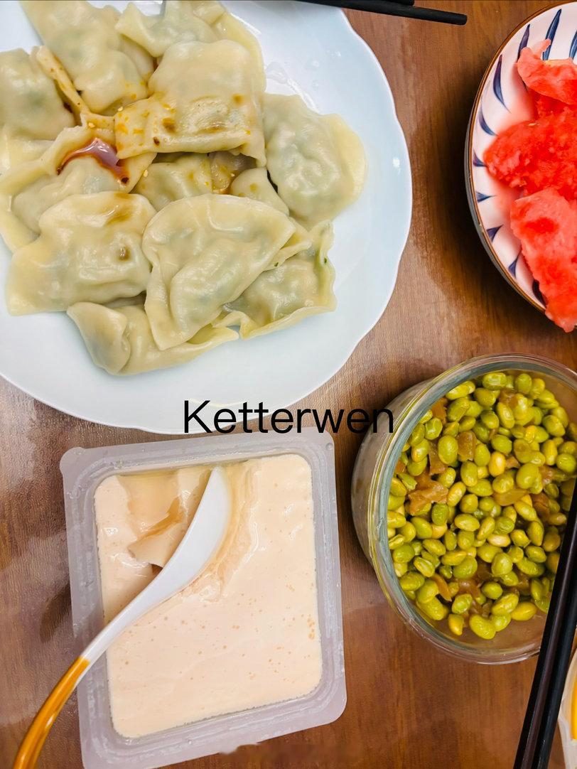 撸完铁💪吃点宵夜—西瓜冰淇淋豆腐+水饺+毛豆+西瓜[春游家族][春游家族][春
