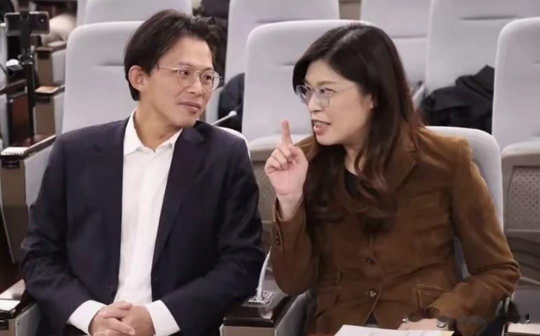 竹北市长选举蓝白坚持派出自己的人选，黄国昌甚至说出了郑丽文不能为了一棵树而燃烧了