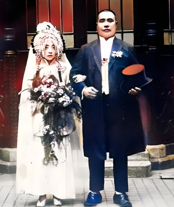 1887年，四十八岁的状元郎洪钧纳十五岁的名妓赛金花为三姨太。洪钧一直非常欣赏赛
