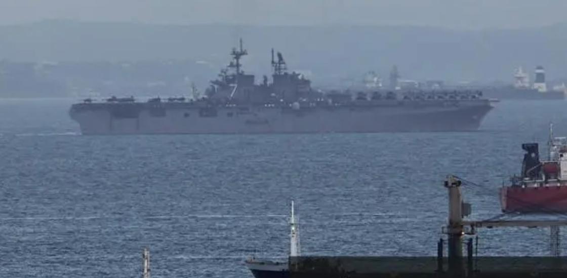 【增援中东的美军两栖攻击舰抵达新加坡】

根据路透社的报道称，载有2200名美国