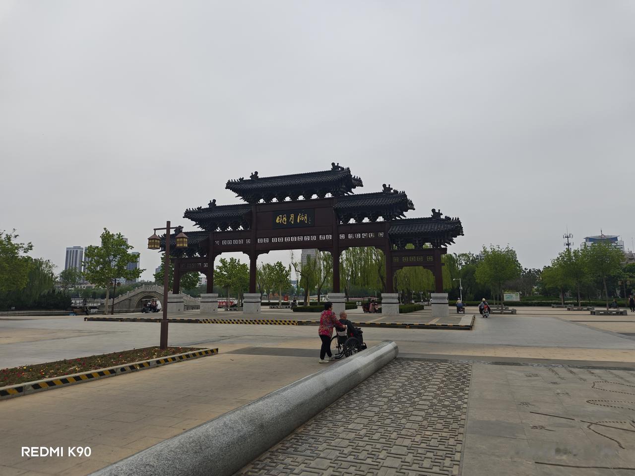 人生就像德州马路，跑到哪里都有出口；生活就像马市街，开进去就不能回头，心情就像湖