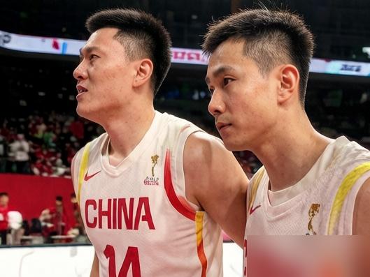 李弘权首秀仅3分1板，中国男篮赢球，他却在场边哭到浑身发抖，这到底凭什么？
 