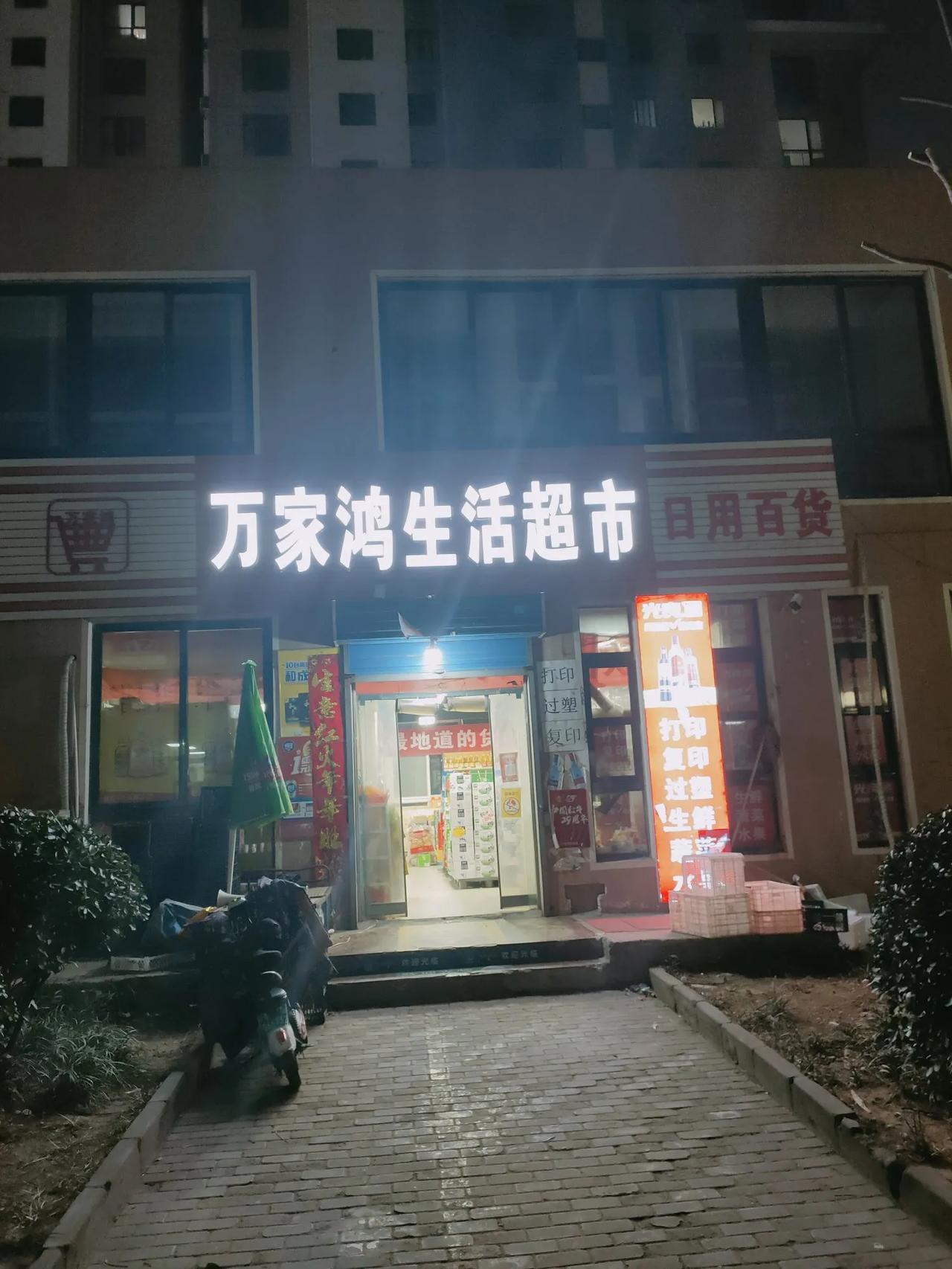 路过小区超市总要感叹小老板的勤劳。疫情前接手这个摆烂好几年的小超市，硬是熬过了疫