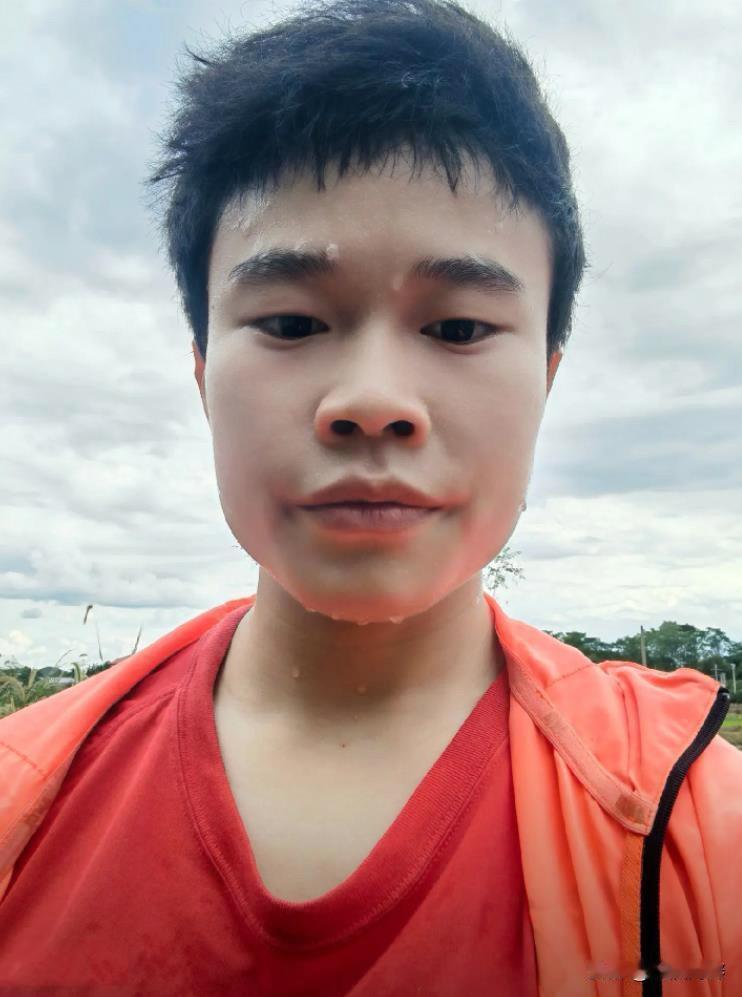 侯志慧回老家帮妈妈干农活，用力过猛，锄头都被锄坏了。
奥运举重冠军侯志慧老家在湖