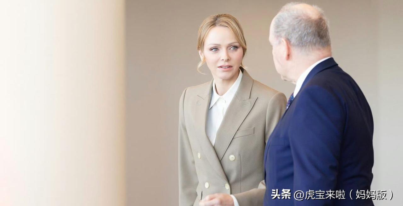 亲王夫妇出席国家红十字会急救文凭颁奖活动！夏琳王妃身着双排扣西装，低盘发尽显优雅