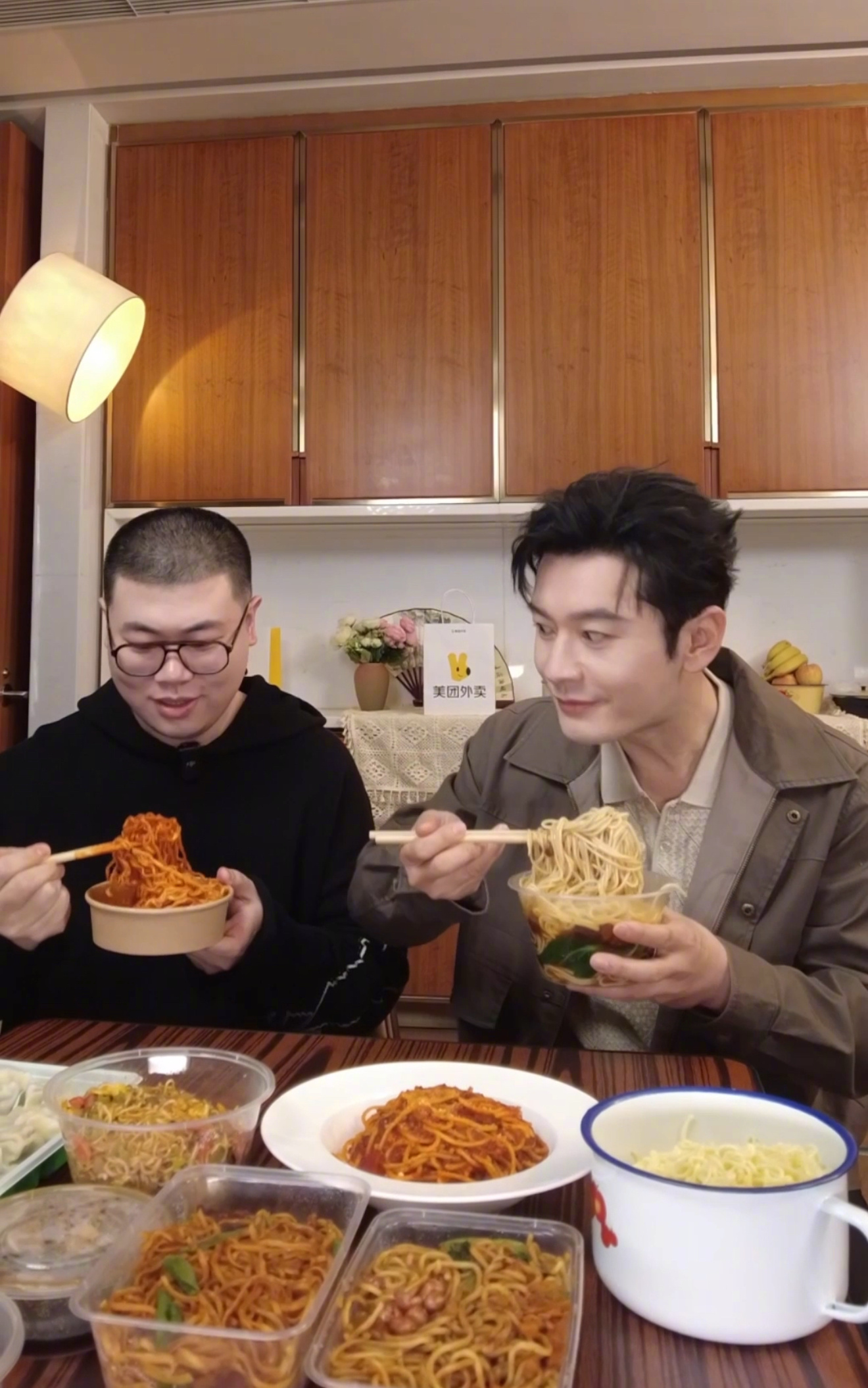 吕严护食跟黄晓明急了哈哈哈看到吕严护食那段真的过于真实了，谁能面对一桌美食还保持