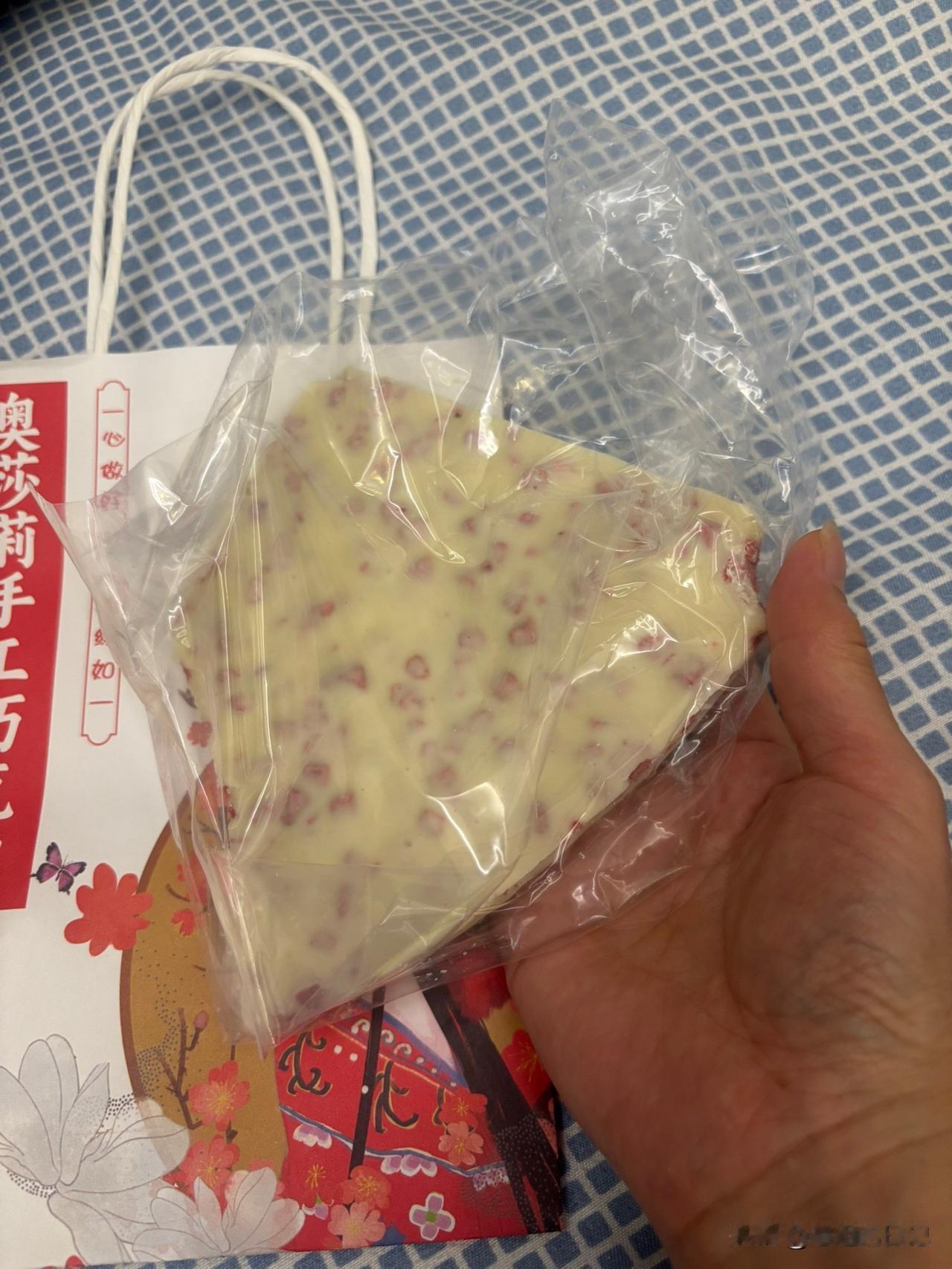 花一百块钱买了一块手工巧克力，买的时候满心欢喜，可拿到手被儿子看到后，心里不禁有