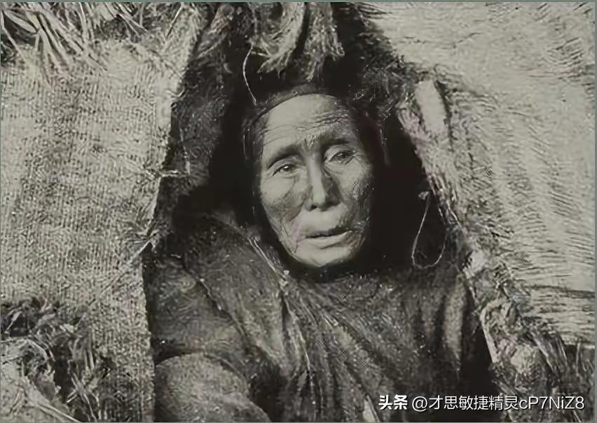 1950年，清剿湖南6万残匪的军长杨梅生路过小镇，见一乞丐老太酷似亡母，派警卫去