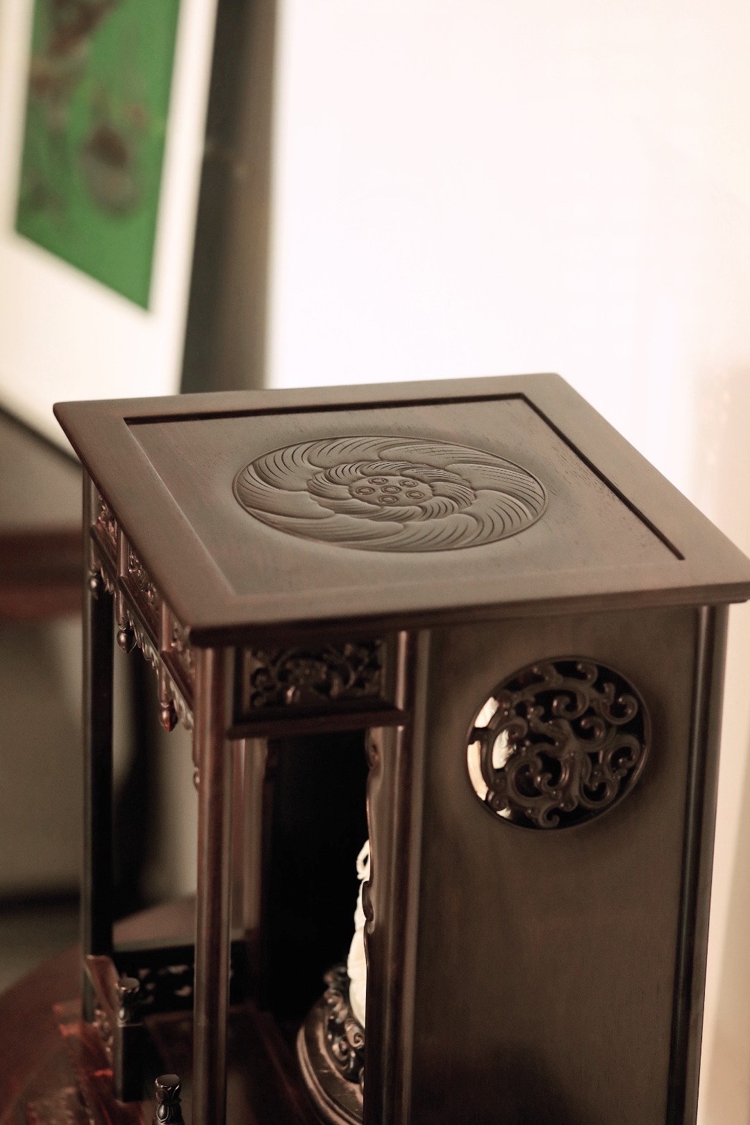 酸枝 | 纤月·佛龛大红酸枝黑料制，纯榫卯工艺，正面镶梅花檐板，双侧透雕拐子龙纹