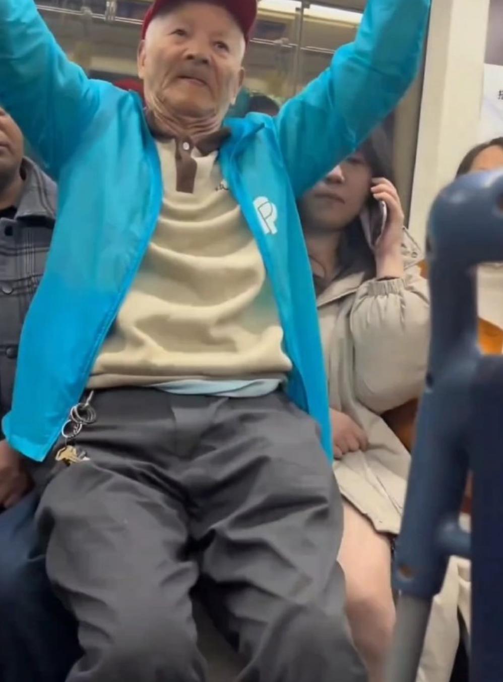 太不要脸了！10月28日晚高峰，上海地铁9号线上，身穿蓝色衣服的老人进入车厢，看