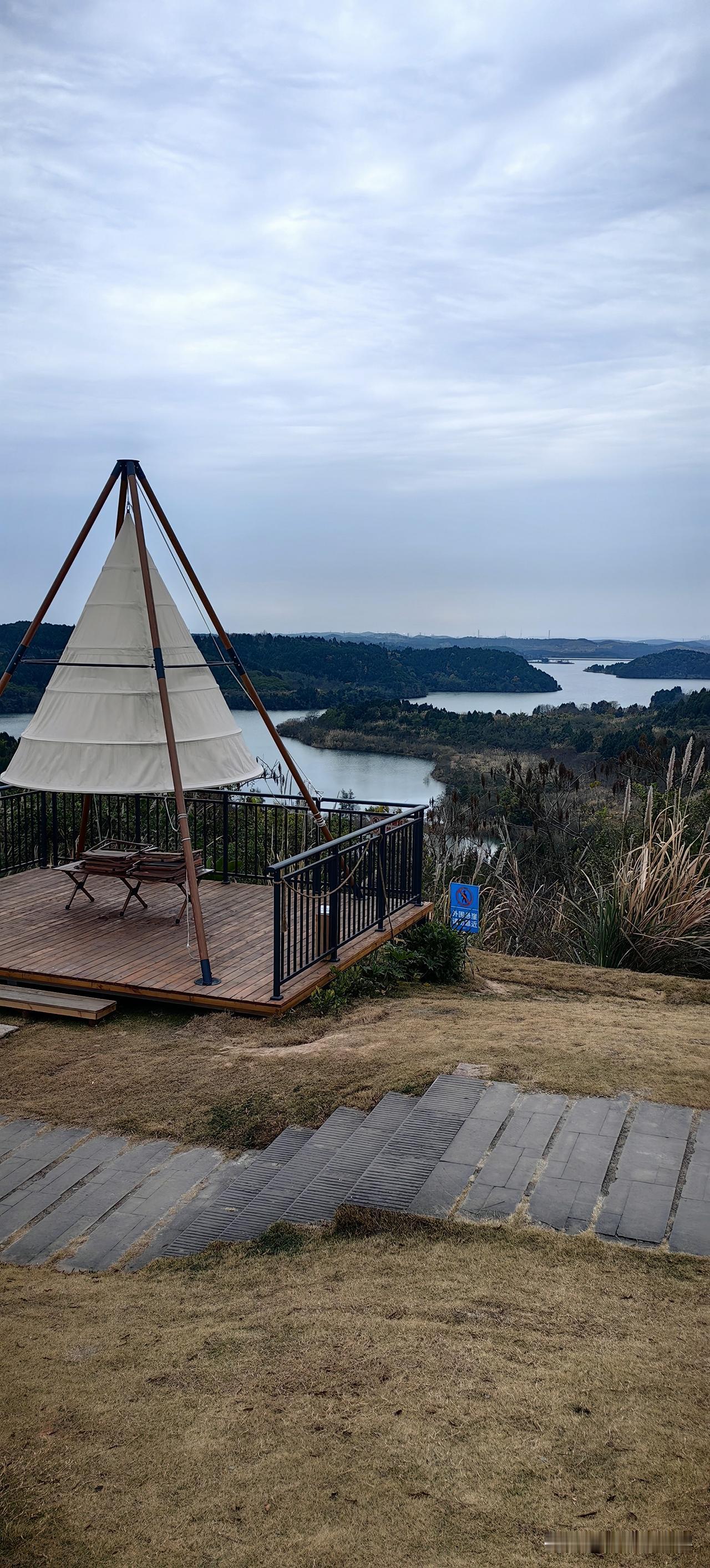 冬游仙海，寒波澹澹。
远山覆素，疏枝横斜。
候鸟掠水，荡起涟漪。
孤亭独望，云影