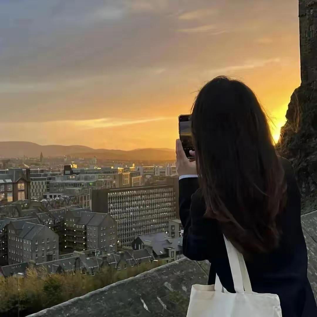 [微风]鹧鸪天·小年寄友

一纸清欢寄小年，雾消窗畔晓光寒。

且倾薄酒浇尘意，