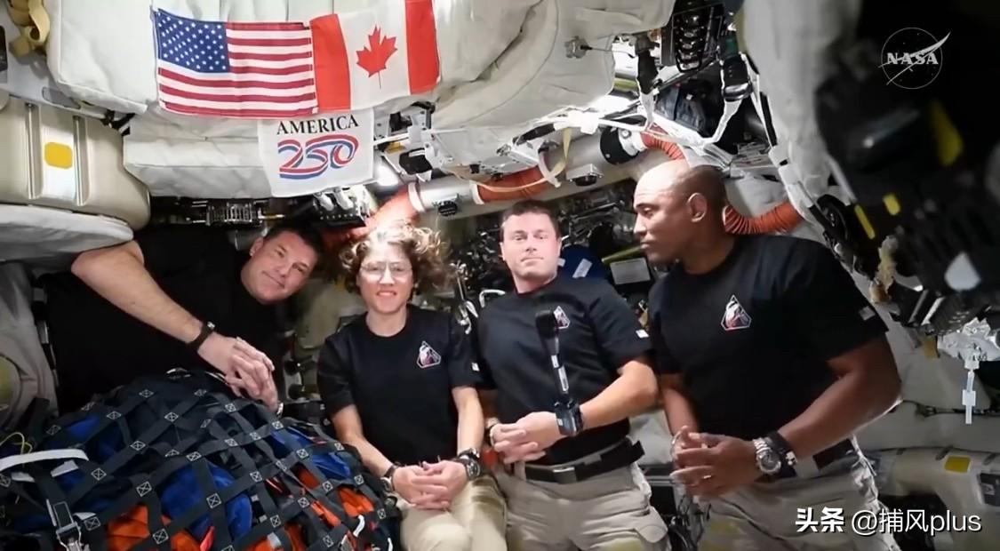 “阿尔忒弥斯二号”任务舱，看起来很宽敞，就像普通旅游一样，还可以与地球通话。拍摄