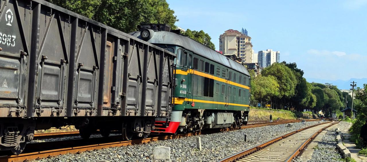 二道通过信号开放，下行列车准备发车🚆（拍摄于2024年10月23日12:37-