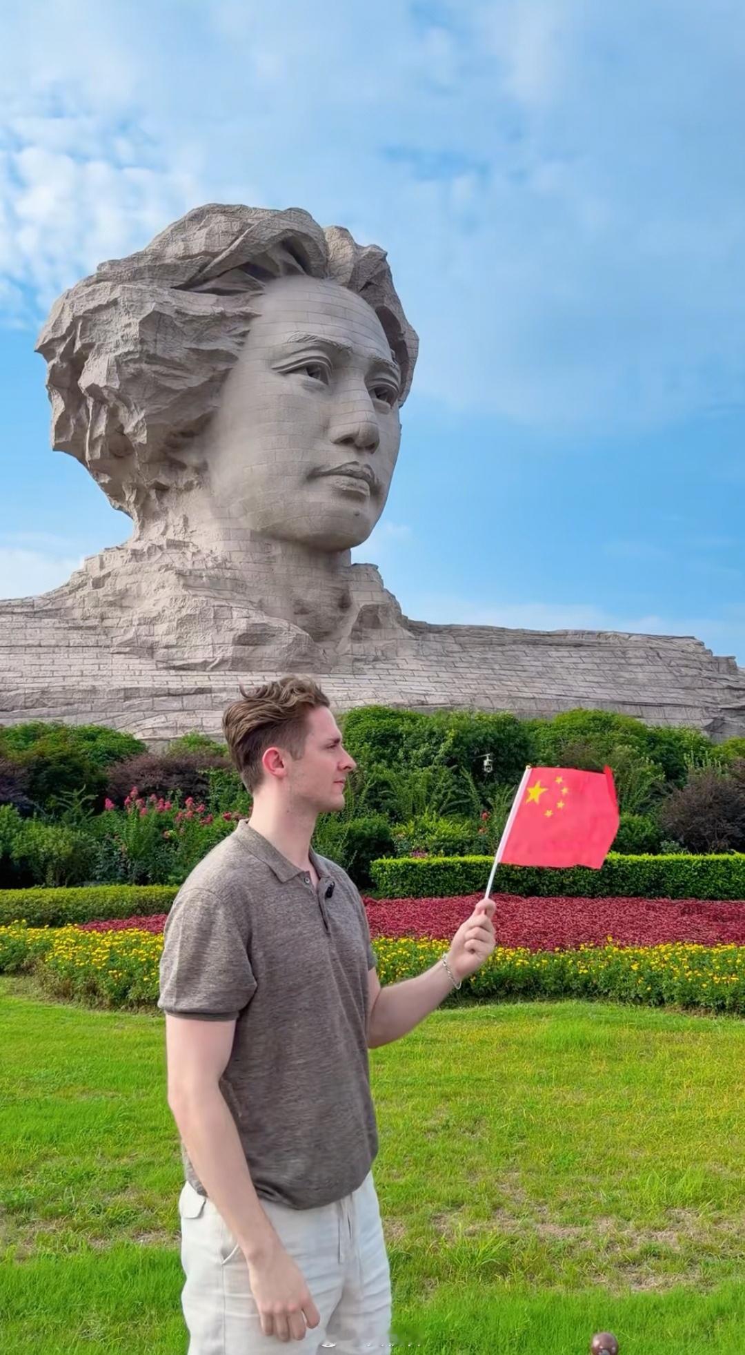 这位英国青年的女朋友对他说，走！我带你去见——你最喜欢的那个人。然后他来到了橘子