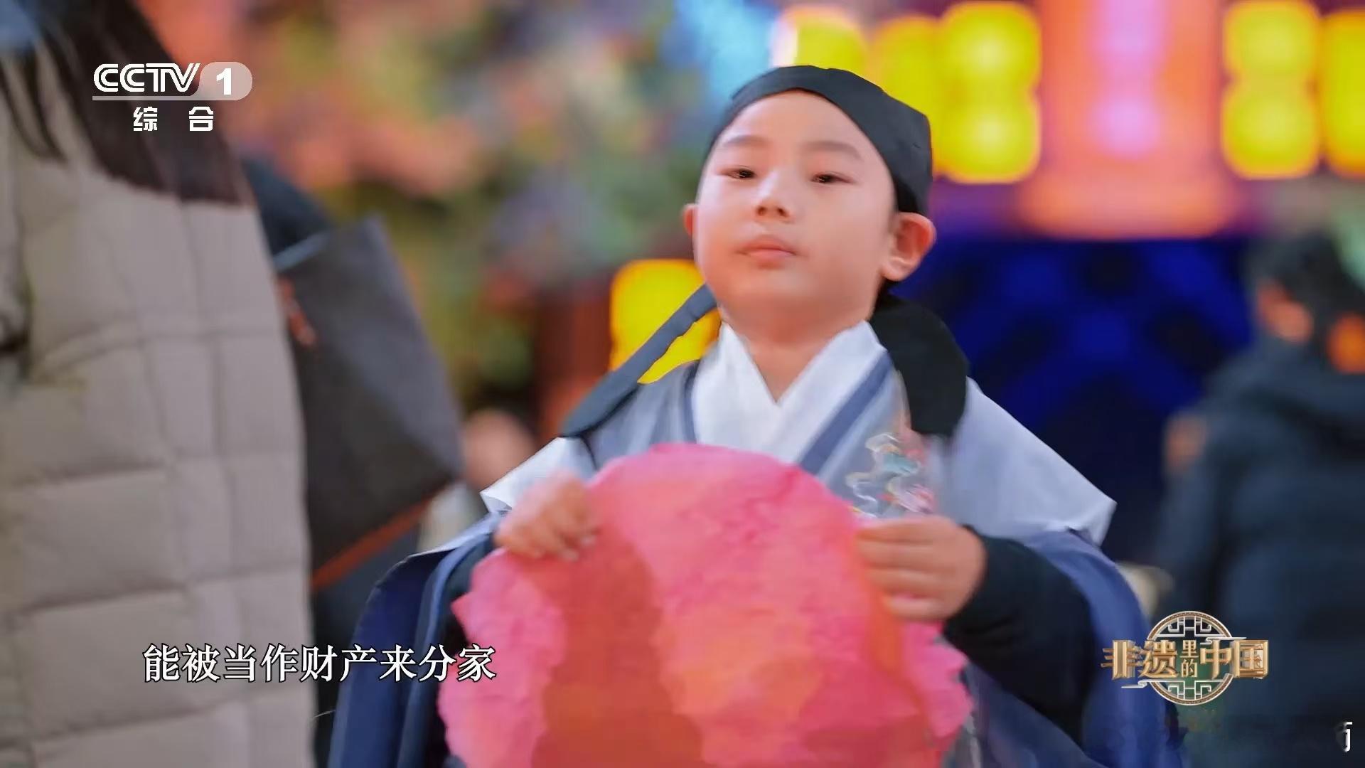 来山东哪能错过煎饼卷大葱  山东煎饼历史久远，在明朝价值高。如今可卷万物，别犹豫