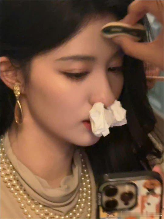 张凌赫王楚然同病相怜王楚然的旗袍暗纹暗藏玄机，张凌赫的军装勋章凸显身份，两人对服