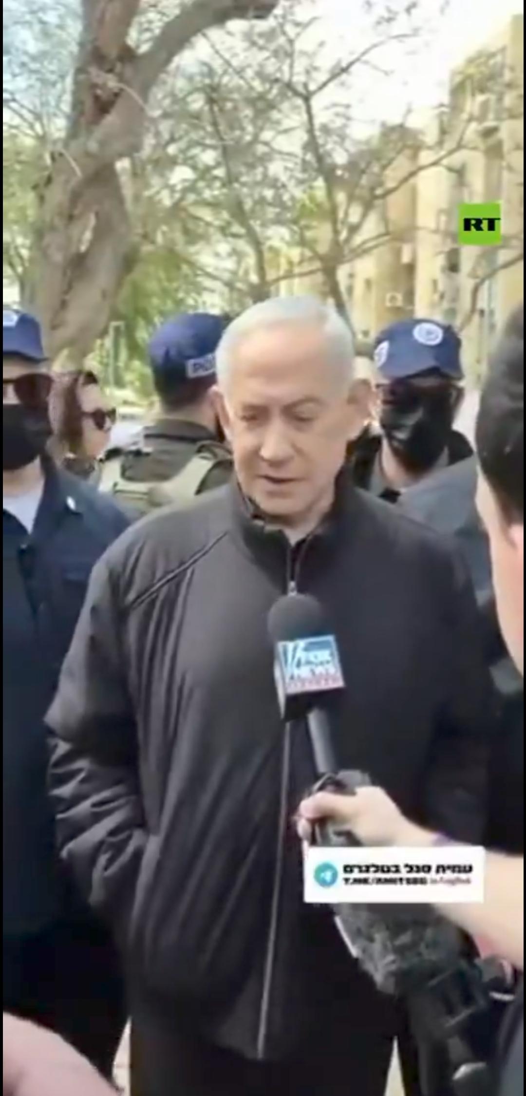 新闻快讯——以色列总理在南部城市阿拉德的遇袭现场发表讲话，呼吁各国领导人加入美以