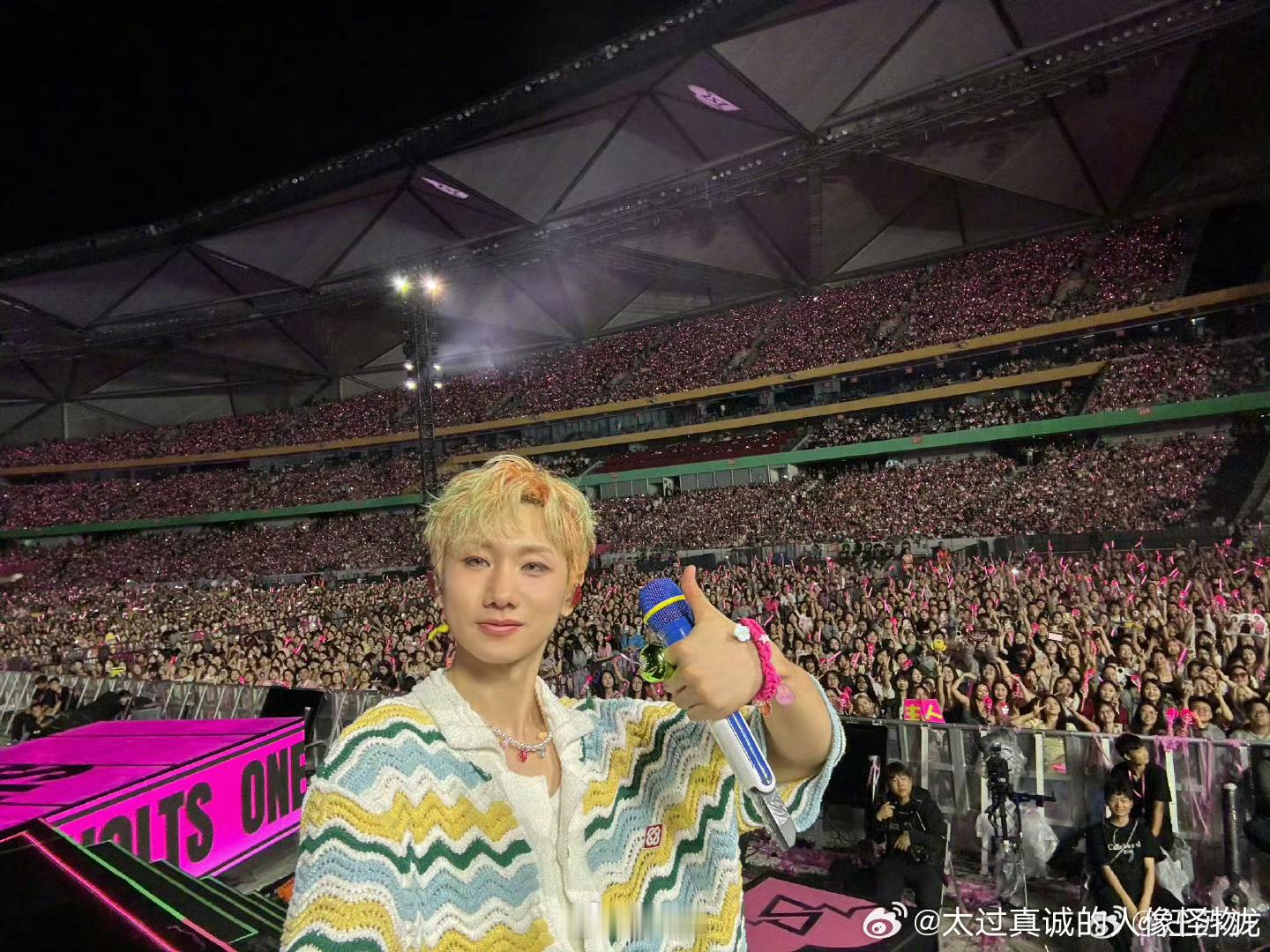 汪苏泷深圳演唱会请粉丝喝奶茶 谁懂啊！在深圳听演唱会收到他递的奶茶，欢呼里是被偏