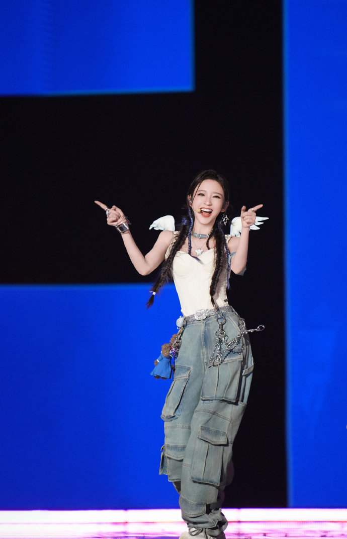 反复抠音准练气息，唐艺昕稳步蜕变，养成系成长出圈，舞台发挥越来越稳定唐艺昕养成系