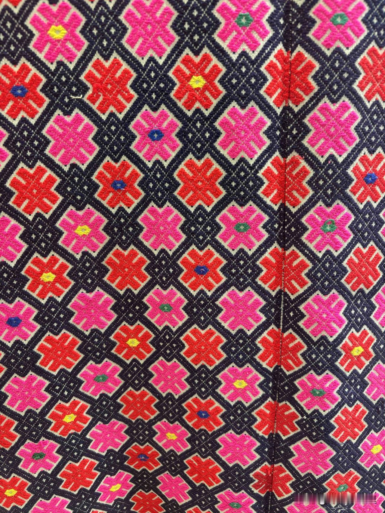 在玉溪博物馆看了非物质文化遗产展，少数民族吃的、穿的、手工作品、游戏舞蹈等，都蕴