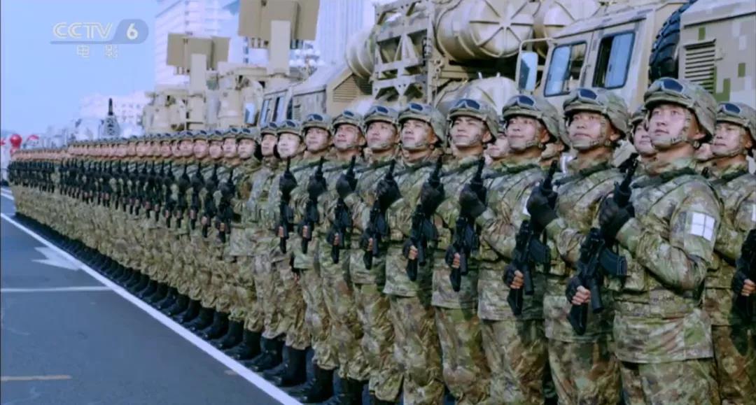 昨天惊雷动大地
今晨春风帶凉意
远望桃李花千树
笑看春芽占嫩技
都说燕飞柳动弦