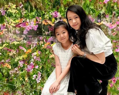 2025年10月，章子怡带10岁女儿醒醒赴日追星宋雨琦，醒醒精心准备玲娜贝儿玩偶