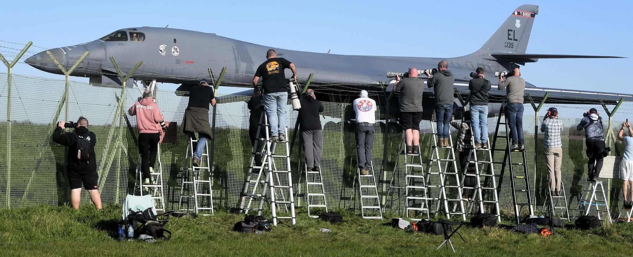 英国费尔福德皇家空军基地，当地的拍机党正在近距离围观美国空军的B-1B“枪骑兵”