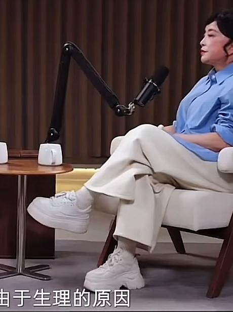 我没看错吧？刘晓庆脚上穿的鞋子，左右脚的款式竟然不一样！

刚开始只顾听她讲话了