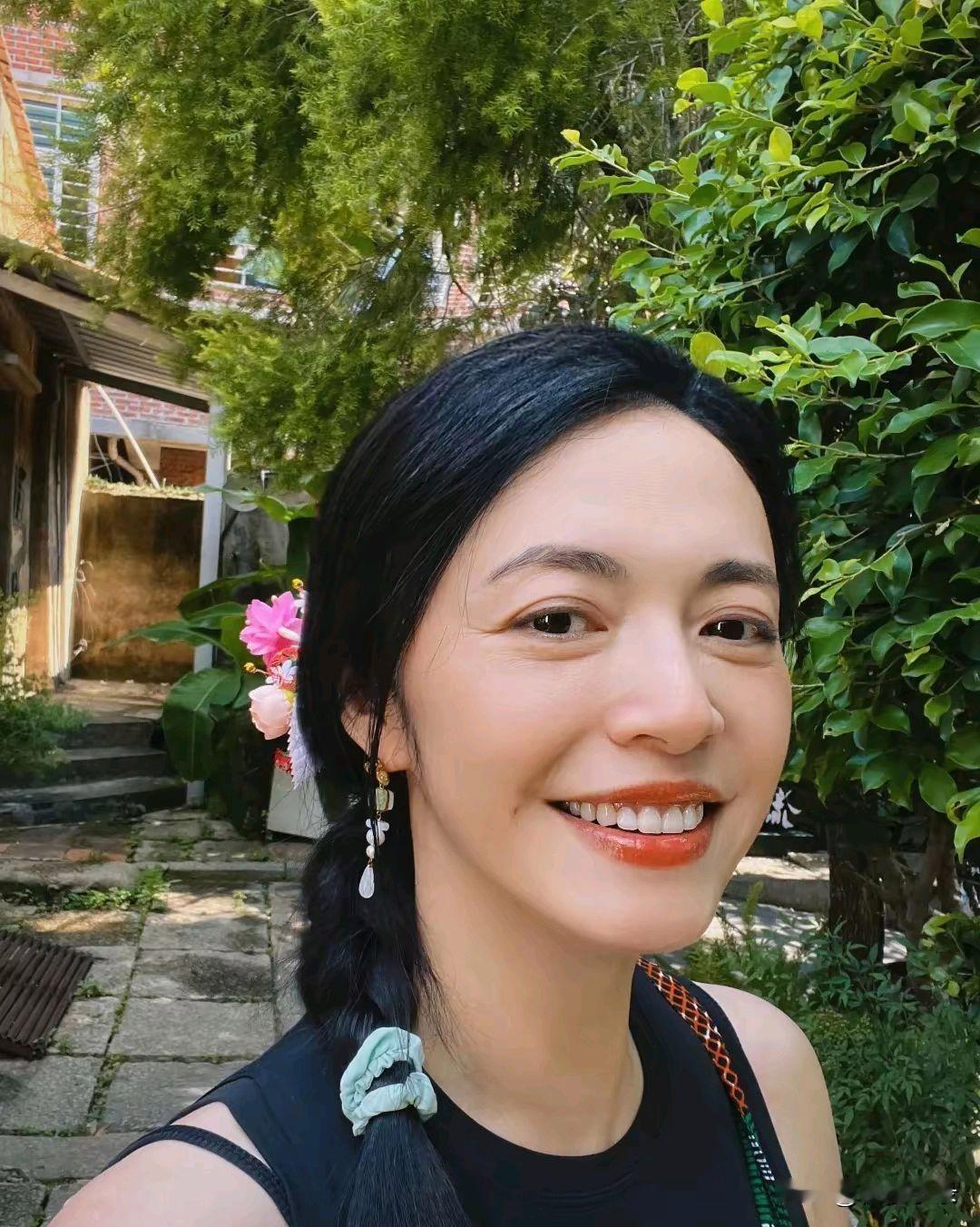 45岁姚晨回福建老家，内衣外露打扮朴素，身材苗条不显老态！[得意][得意]
