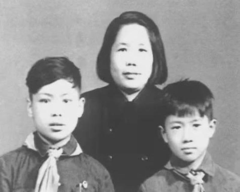 唯一的外籍开国少将,却在两个国家各留下一个家。

洪水,越南河内人,1926年进