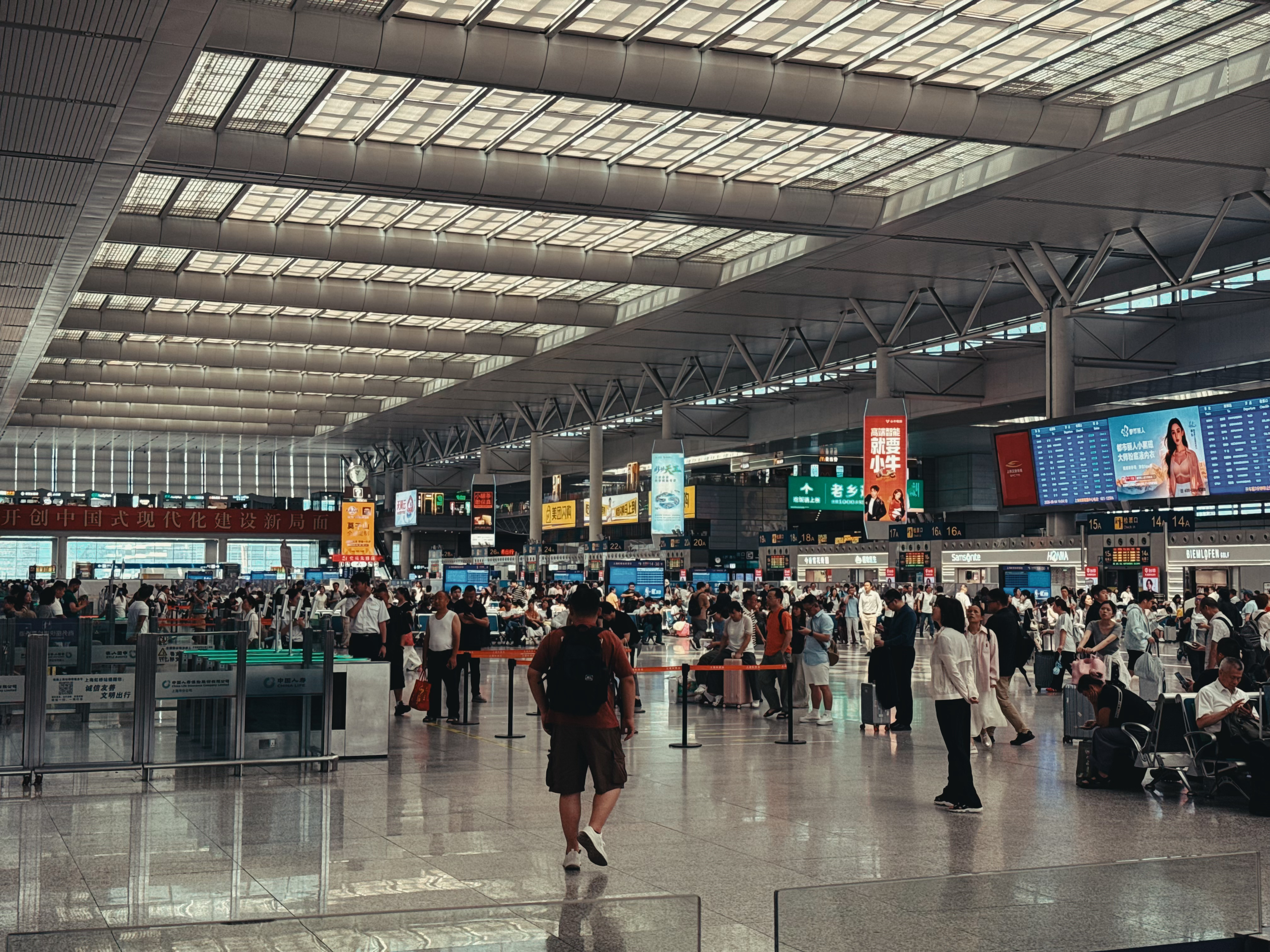 每次坐高铁都会感叹：一等座比二等座贵的这100多块钱，实在太值了。三个小时的路程
